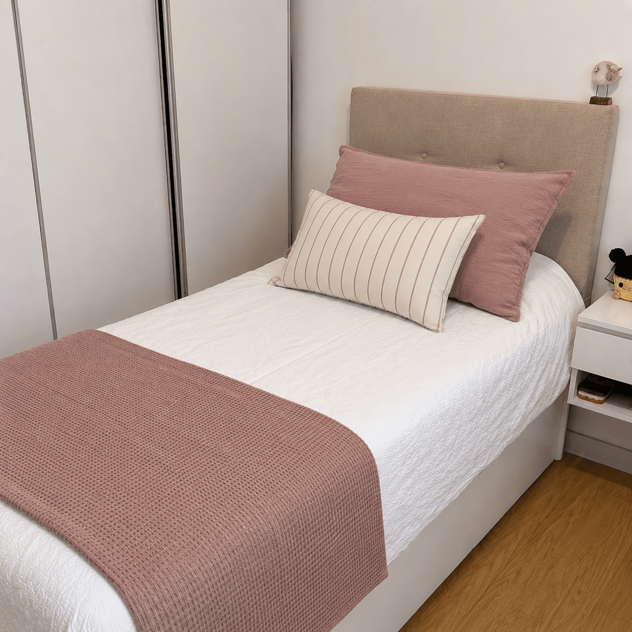 Pie de cama Nido + 2 Fundas de almohada Tusor Twin - Imagen 4